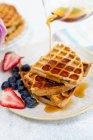 Waffles café da manhã saudável com xarope de bordo — Fotografia de Stock