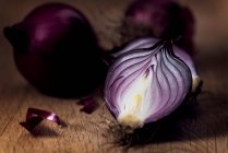 Red onions on the table - foto de stock