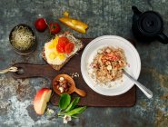 Porridge e panini per la colazione — Foto stock