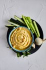 Hummus de grão de bico com legumes frescos — Fotografia de Stock