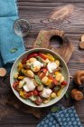 Ньокки жареные на масле с шалфеем, грибами и перцем, помидорами черри и моцареллой — стоковое фото