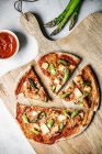 Glutenfreie Sauerteig-Pizza mit Spargel-Halloumi-Speck und Tomatensauce — Stockfoto