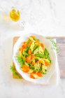 Salada de feijão verde flatbread ervilhas brancas e cenouras com ervas aromáticas — Fotografia de Stock