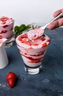Cucchiaio di mousse di fragole, dessert in bicchieri con fragola fresca in tavola — Foto stock