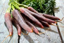 Zanahorias rojas frescas con hojas - foto de stock