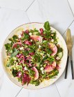 Salade de chou frisé, radis et broccolini, vue de dessus — Photo de stock