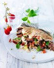 Pain plat Pitta avec agneau, menthe, quinoa, houmous et poivrons rouges — Photo de stock