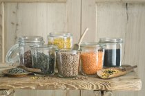 Diversi tipi di lenticchie in vasetti di muratore — Foto stock