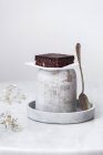 Vegane rohe Brownies mit Nüssen und Datteln, auf weißem Marmorhintergrund — Stockfoto