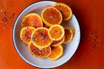 Sangre de naranja, naranja y pétalos comestibles - foto de stock