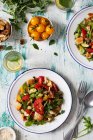 Салат з куркою та овочами на білій тарілці — стокове фото