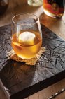 Вермут і бурбонний коктейль з кубиком льоду в склі — стокове фото