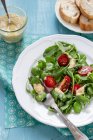 Rocket salad, broad beans and cherry tomatoes, with walnut pesto, bread — Stock Photo
