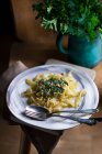 Tagliatelle al pesto verde con forchetta e cucchiaio — Foto stock
