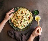 Naan - Pane piatto all'aglio indiano — Foto stock
