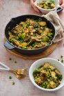 Quinoa mit karamellisierten Rosenkohl Sprossen grüne Erbsen und Süßkartoffeln Gericht in der Pfanne — Stockfoto