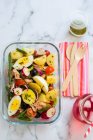 Boîte à lunch avec salade de thon aux pommes de terre et œufs — Photo de stock