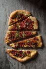 Pizza con formaggio blu, fichi e cipolla caramellata — Foto stock