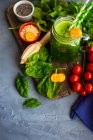 Batido verde de manzana, spinacj bebé, pepino, semillas de chía sobre fondo de hormigón - foto de stock