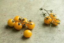 Желтые помидоры черри с близкого расстояния — стоковое фото