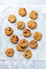 Biscoitos de pequeno-almoço com aveia, flocos de coco e passas — Fotografia de Stock