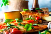 Pizza italiana con queso, tomate y albahaca - foto de stock