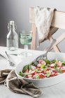 Салат из арбуза и феты с оливковым маслом, морской солью и черным перцем — стоковое фото