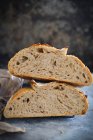Крупним планом шматок смачного хліба, нарізаного навпіл — стокове фото