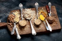 Gesunde glutenfreie Körner und Mehle auf rustikalem Holzbrett — Stockfoto
