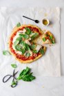 Pizza de garbanzos con tomates, queso y albahaca - foto de stock