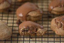 Primer plano de galletas de jengibre glaseadas en chocolate líquido - foto de stock