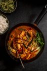 Thai Massaman pollo al curry con arachidi, patate novelle, peperoni, pakchoi, thai lime cetriolo gusto e riso gelsomino — Foto stock