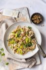 Leeks Kale and goats cheese with wholemeal spaghetti — Stock Photo