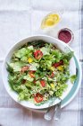 Зеленый салат с перловкой — стоковое фото