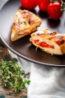 Gegrillte Hühnerbrust gefüllt mit Mozzarella und Tomaten — Stockfoto