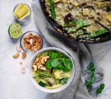Veganes Thai-Augberginen-Zucchini-Curry mit Bambussprossen und Cashewnüssen — Stockfoto