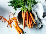 Очищенная морковь и колландер — стоковое фото