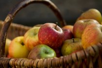 Vari tipi di mele nel cestino, colpo da vicino — Foto stock