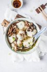 Sopa de Wonton - Vegan caldo de legumes e cogumelos, bolinhos wonton com recheio vegan e cogumelos shimeji — Fotografia de Stock