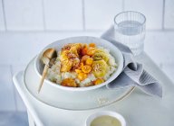Primo piano di deliziosa ciotola di budino di riso con frutta e cocco — Foto stock