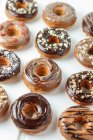 Vários donuts com esmalte de chocolate — Fotografia de Stock