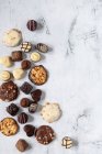Primer plano de delicioso Varios chocolates - foto de stock