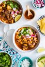 Guisado de pozole rojo com milho e goulash de porco, comida mexicana — Fotografia de Stock