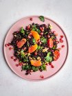 Крупным планом вкусный веганский салат из черного риса — стоковое фото