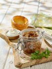 Gezupfte Rinderbrust mit Yorkshire Pudding und Meerrettichcreme — Stockfoto
