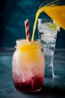 Mocktail con jugo de naranja y arándano - foto de stock