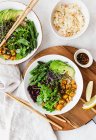 Ensalada con verduras y aguacate, comida saludable - foto de stock