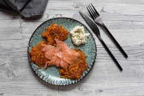 Солодкі картопляні млинці з копченим лососем та вершковим сиром — стокове фото