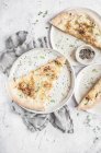 Pizza bianca avec oignon et fromage — Photo de stock