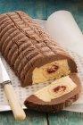 Шоколадный торт и деревянный фон. селективный фокус. — стоковое фото